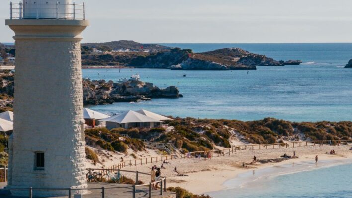 Zicht op de vuurtoren en de baai bij Pinky's Beach op Rottnest Island