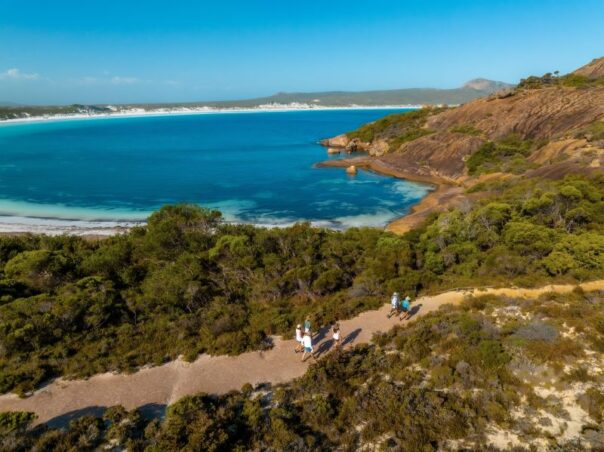 Mensen wandelen in Cape Le Grand National Park bij Esperance