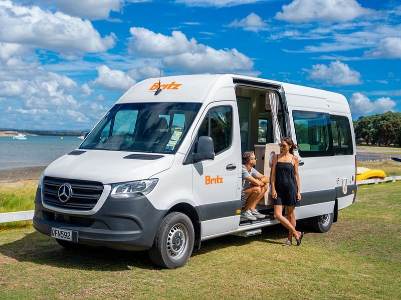 Britz Venturer staat geparkeerd op grasveld in Nieuw-Zeeland