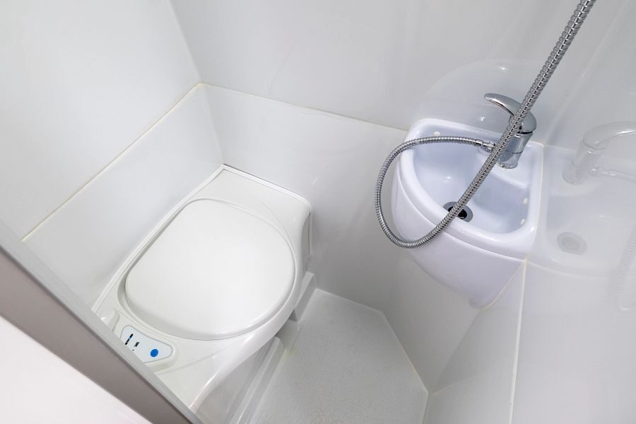 De badkamer van de Britz Venturer camper in Nieuw-Zeeland met toilet wasbak en douche