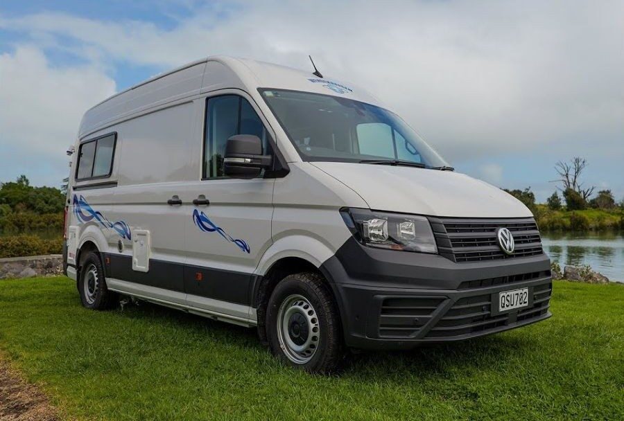Wendekreisen Koru Star 2 Freedom VW staat geparkeerd op het gras aan het water