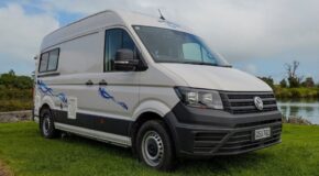 Wendekreisen Koru Star 2 Freedom VW staat geparkeerd op het gras aan het water