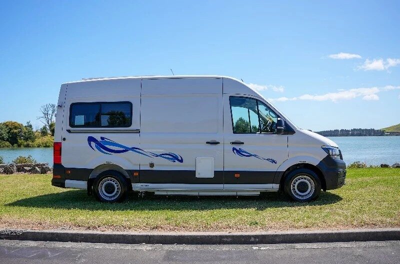 Zijaanzicht van de Wendekreisen Koru Star 3 Freedom die geparkeerd staat op het gras aan het water
