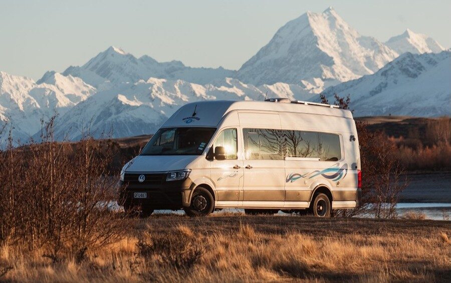 Wendekreisen Koru Star 4 Freedom rijdt door het berglandschap