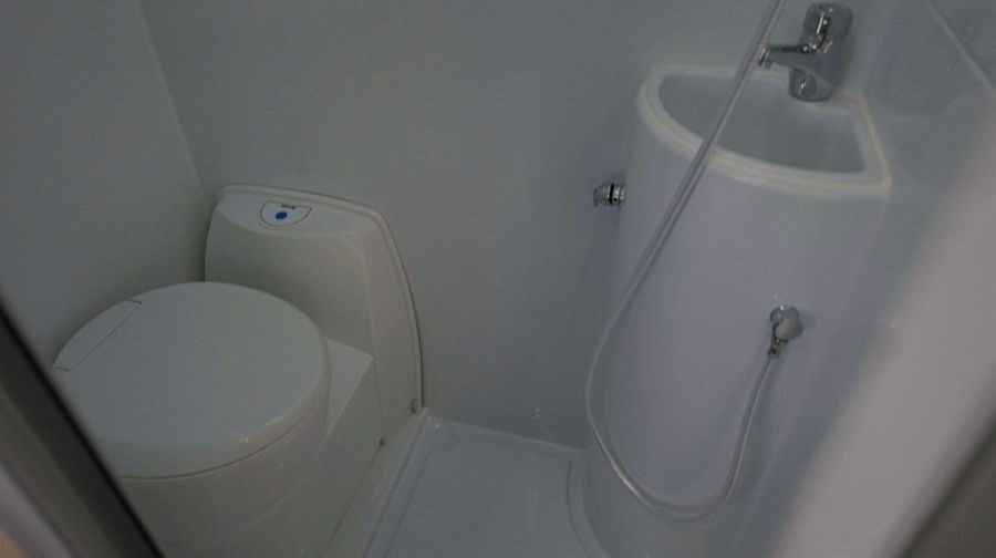 Toilet en wasbak in de badkamer van de Wendekreisen Koru Star 6 Freedom