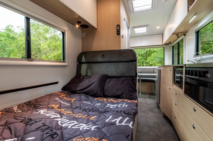 De zitplaats in het midden van de Maui River camper is omgebouwd tot bed