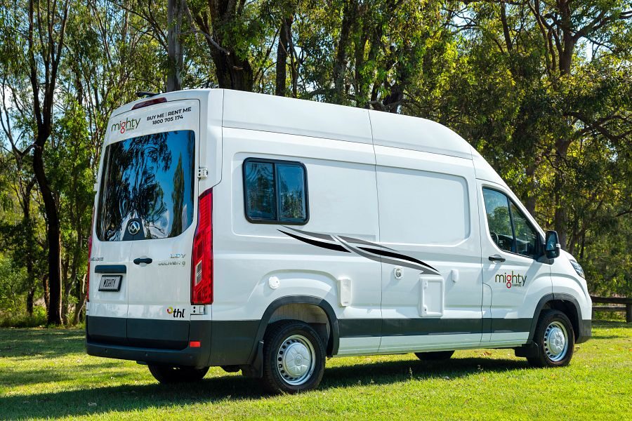 De zij- en achterkant van de Mighty Highball camper in Australië en Nieuw-Zeeland