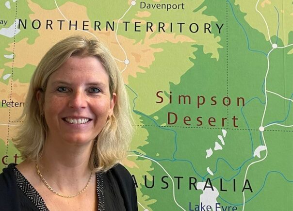 Martine van Campers Down Under staat voor de kaart van Australië