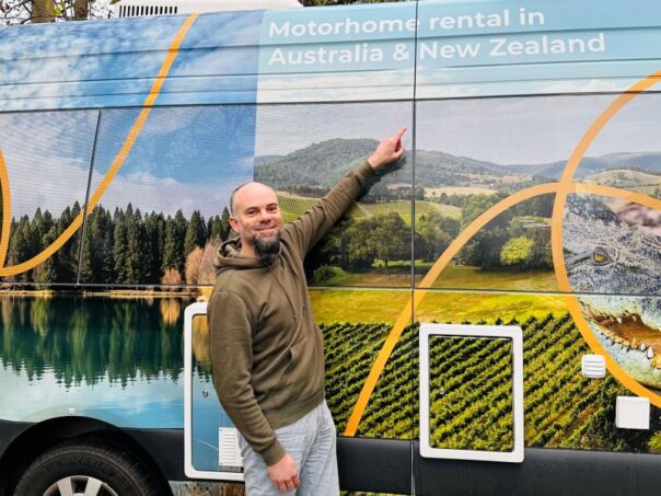 Ernst van Campers Down Under staat bij de Maui Ultima camper