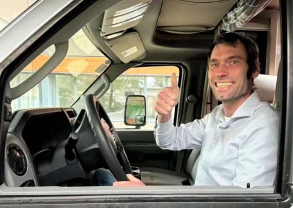 Jorne van Campers Down Under achter het stuur van een campers
