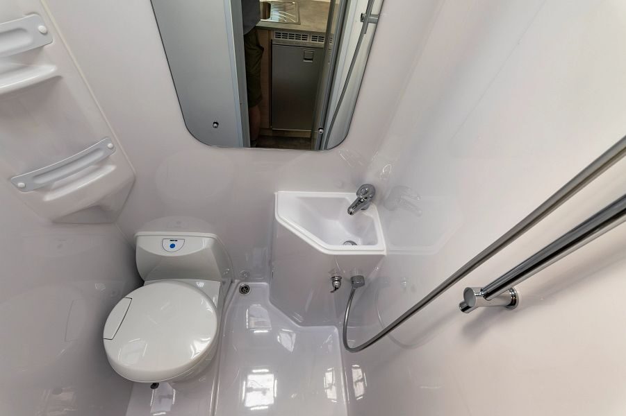 De badkamer van de Maui Sunset camper met toilet, wasbak en douche