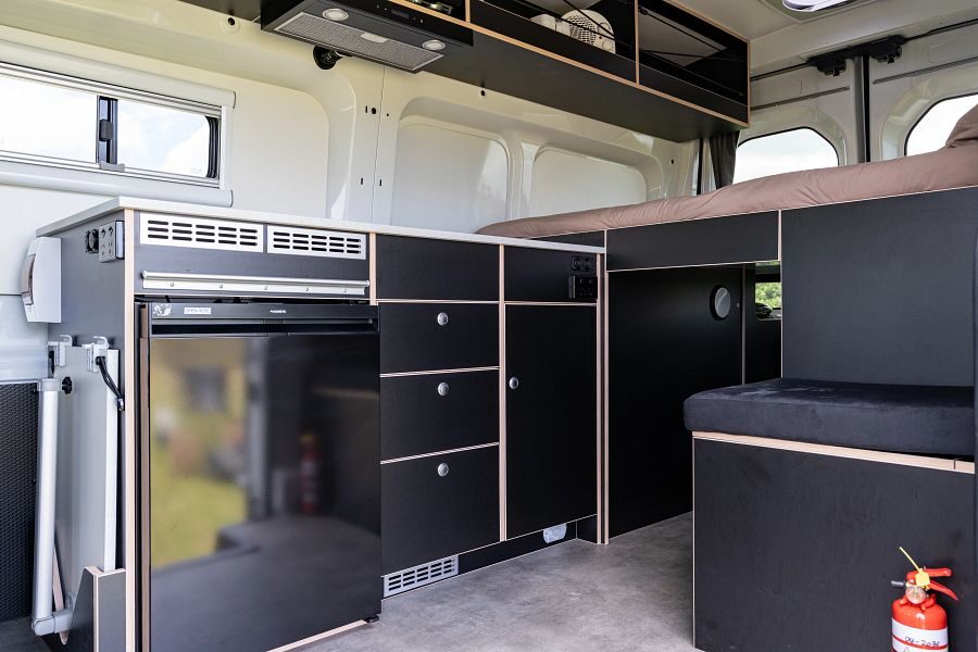 De keuken van de Apollo Hitop camper in Nieuw-Zeeland