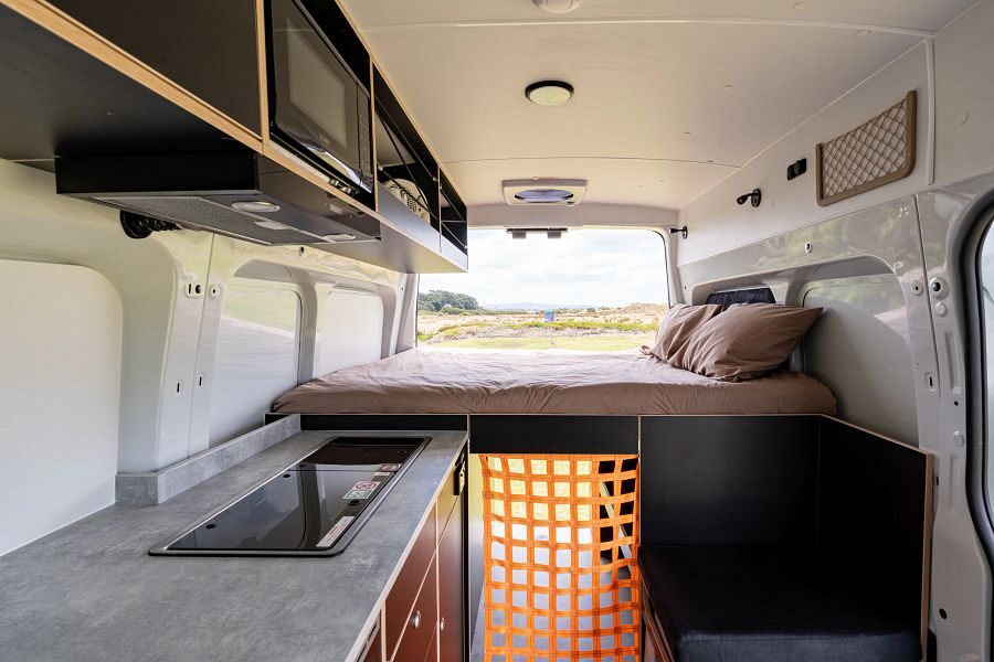 Het interieur met tweepersoonsbed in de Apollo Hitop camper in Nieuw-Zeeland