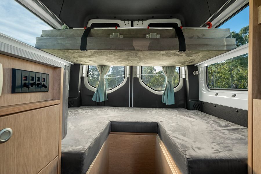 De bedden boven in elkaar aan de achterkant van de Mighty Double Down camper in Australië