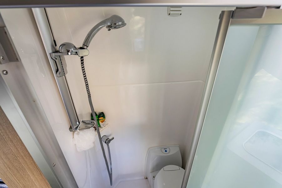 De badkamer met douche en toilet in de Mighty Duo camper in Australië