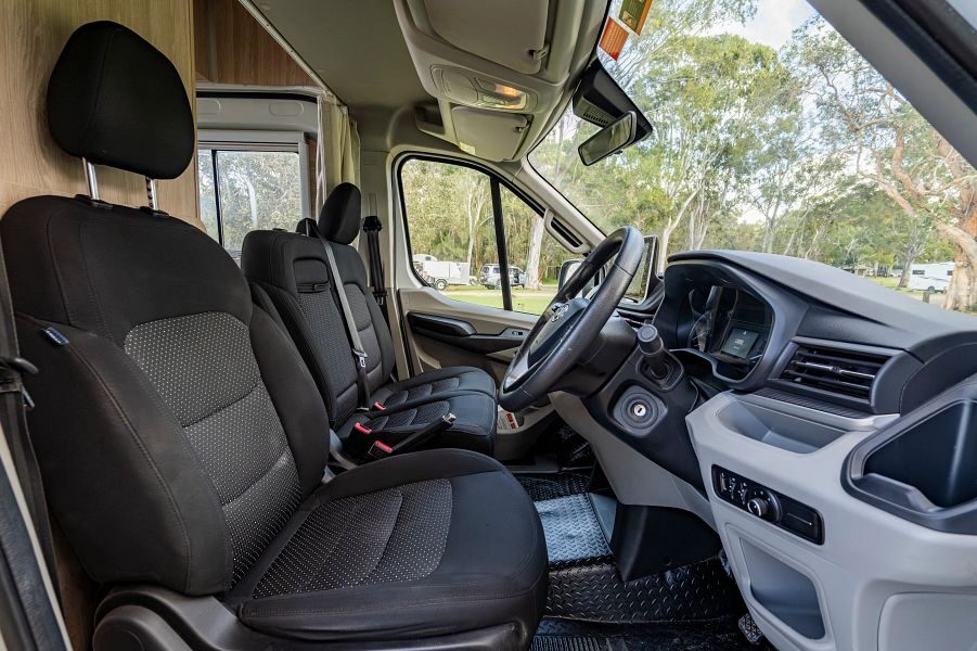 De bestuurdersruimte van de Mighty Duo camper