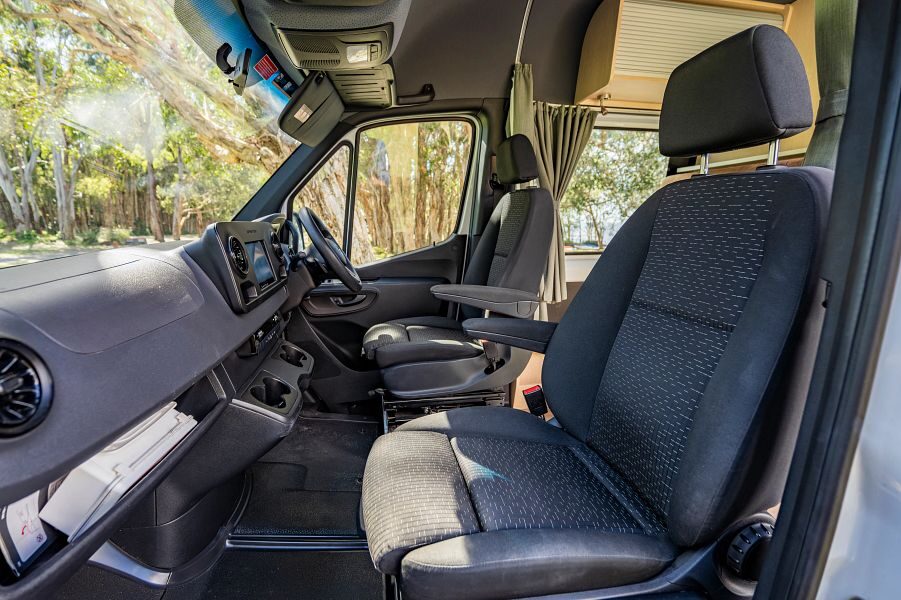 De cabine met bestuurderstoel in de Mighty Deuce Plus camper