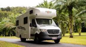 Een vrouw rijdt in de Mighty Double Up camper door de natuur van Australië