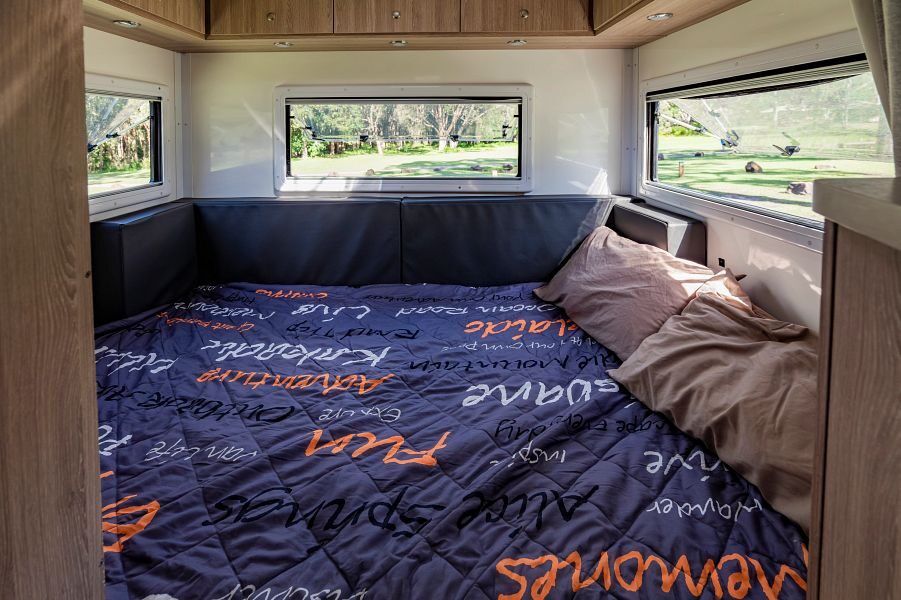 Het tweepersoonsbed met ramen achterin de Mighty Big Six camper