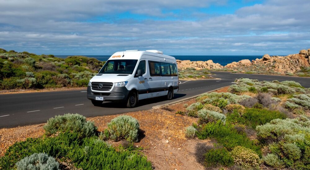 Apollo Euro Plus rijdt op de weg in de buurt van Margaret River in Australië