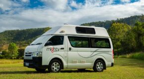 Het campermodel van de Mighty Lite HiLITE in Australië vanaf de zijkant gezien