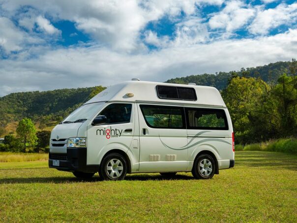 Het campermodel van de Mighty Lite HiLITE in Australië vanaf de zijkant gezien