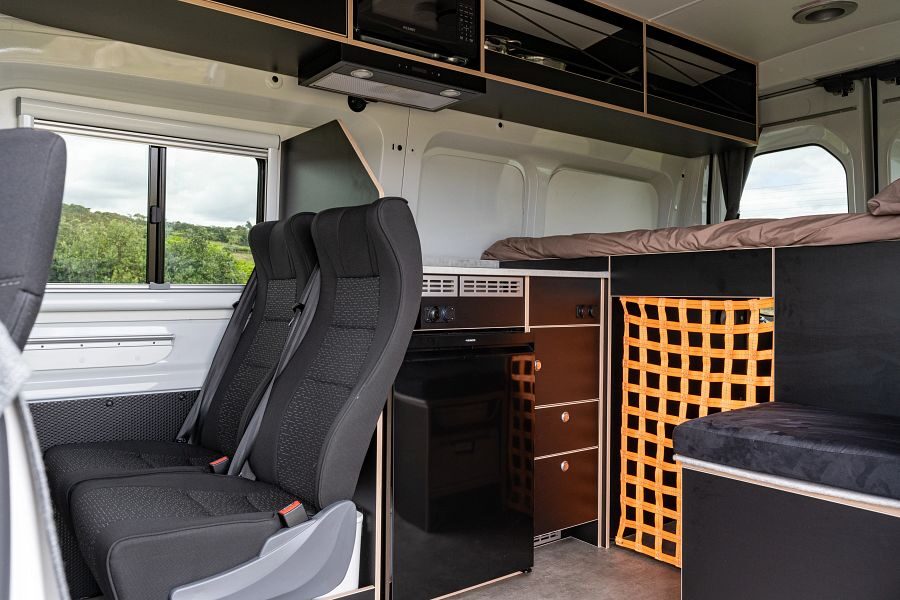 Het interieur met bijrijdersstoelen van de Mighty Lite DeLITE camper in Nieuw-Zeeland
