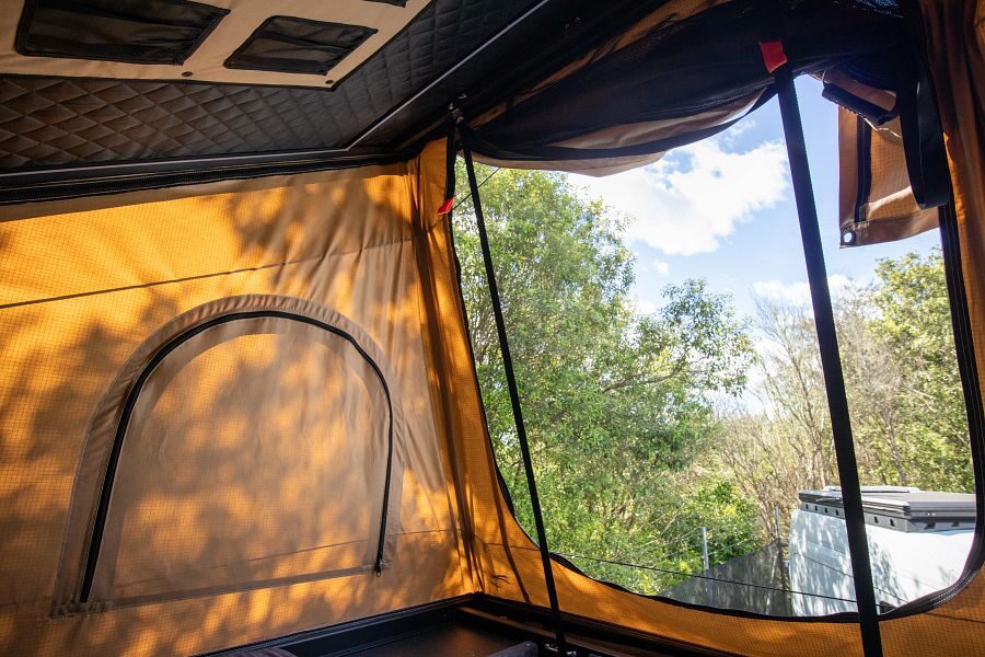 De binnenkant van de daktent van de Mighty Lite DeLITE camper in Nieuw-Zeeland