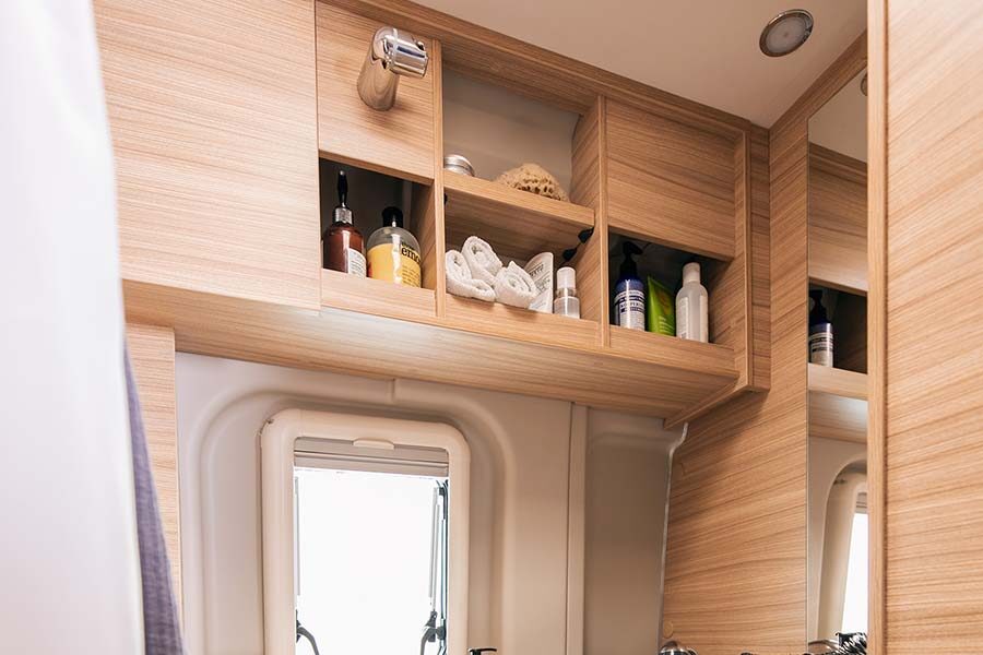 De kastjes in de badkamer boven het toilet in de McRent Urban Plus camper