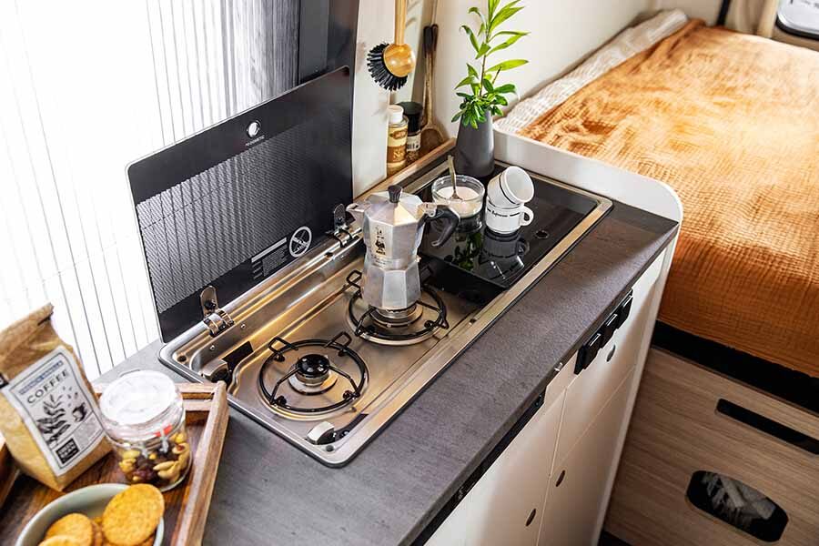 Het keukenblok met twee gaspitten van de McRent Urban Plus camper