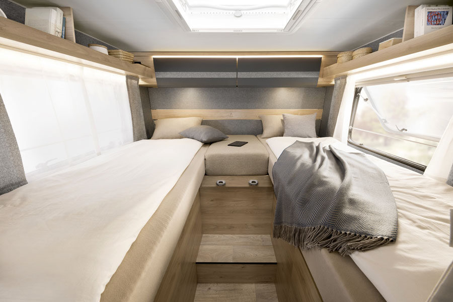 De eenpersoonsbedden die om te bouwen zijn tot één groot bed achterin de McRent Kiwi Compact camper