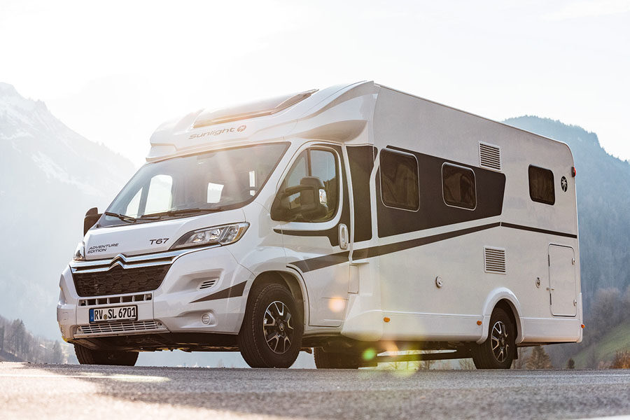De McRent Family Standard camper staat geparkeerd op het asfalt