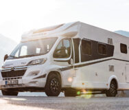 De McRent Family Standard camper staat geparkeerd op het asfalt