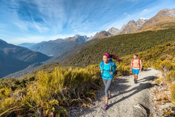 Man en vrouw wandelen de routeburn track in Nieuw-Zeeland