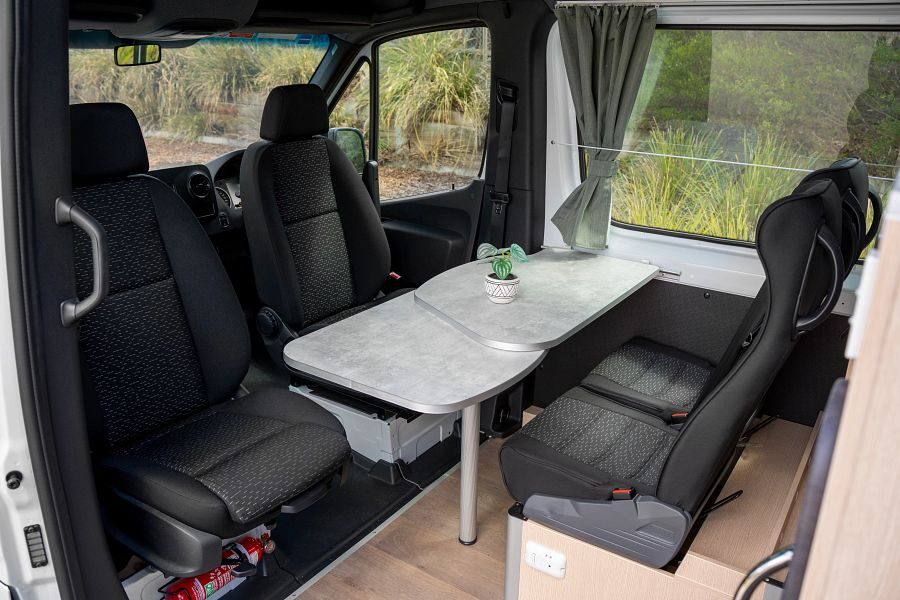 De zithoek met draaibare cabine stoelen in de Apollo Endeavour