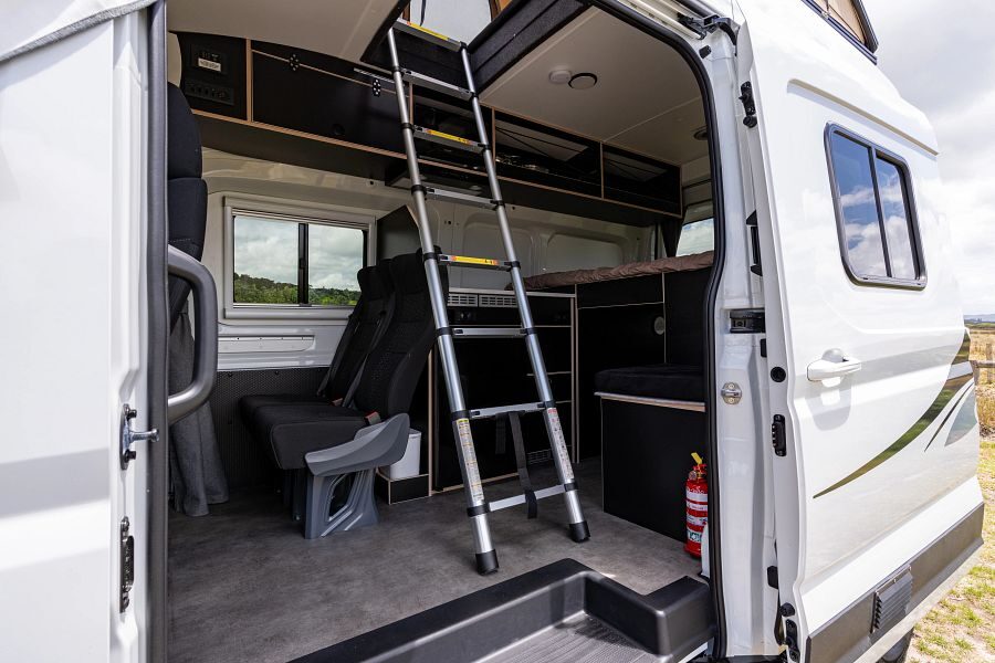 De ladder naar de pop-up daktent in de Apollo Endeavour camper in Australië en Nieuw-Zeeland