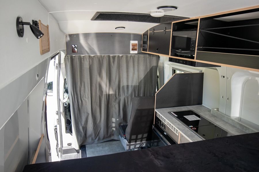 Dicht gordijn tussen de cabine en leefruimte van de Apollo Endeavour camper in Australië en Nieuw-Zeeland