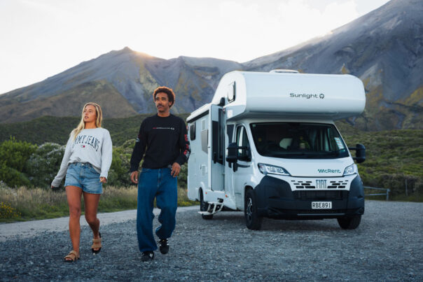 Een koppel loopt weg van de geparkeerde McRent Family Luxury motorhome