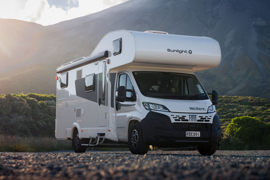 De voor- en zijkant van de McRent Family Luxury motorhome met alkoof