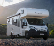 De voor- en zijkant van de McRent Family Luxury motorhome met alkoof