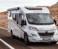 Een man rijdt samen met zijn vrouw in de McRent Compact Plus