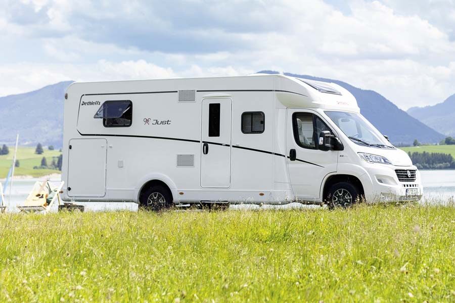 De McRent Comfort Standard camper van de zijkant in Nieuw-Zeeland