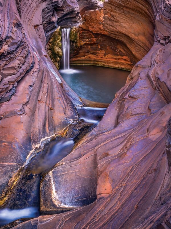 Zicht in kloof met waterpoel in Karijini National Park