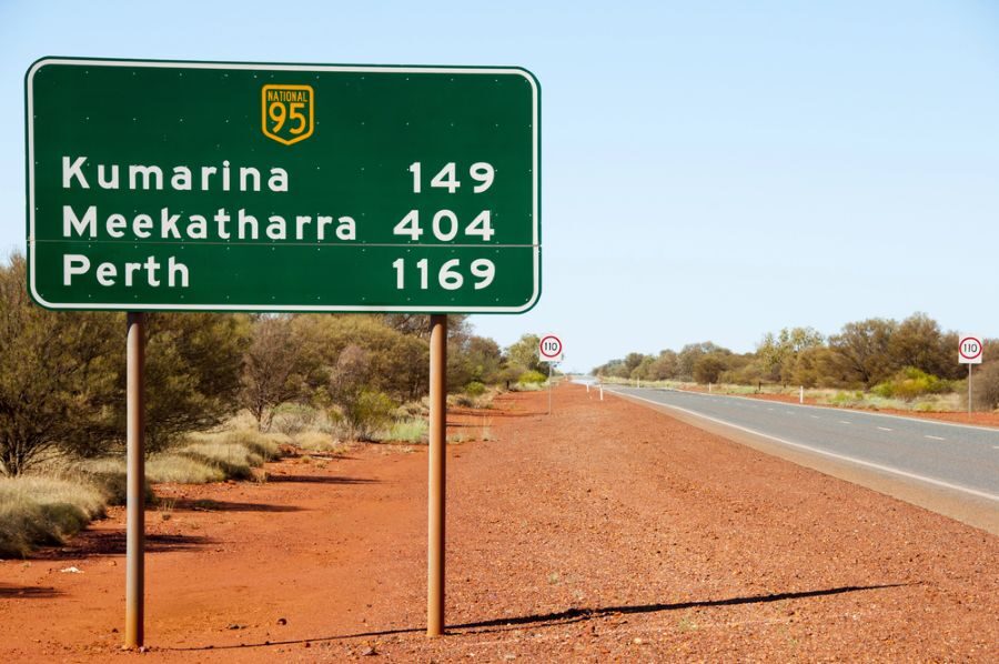 Verkeersbord langs de kant van de weg met aantal kilometers naar Meekatharra en Perth