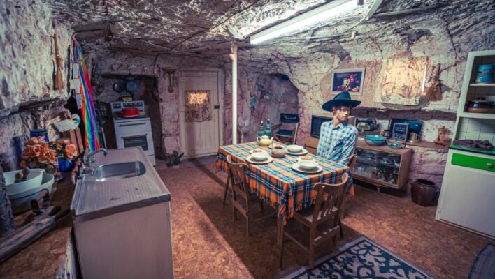 Ondergrondse woning in Coober Pedy met keuken en man (pop) aan tafel