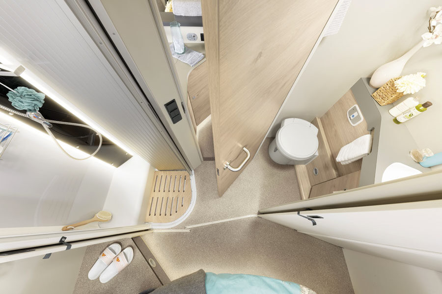 De badkamer van bovenaf gezien in de McRent Comfort Plus