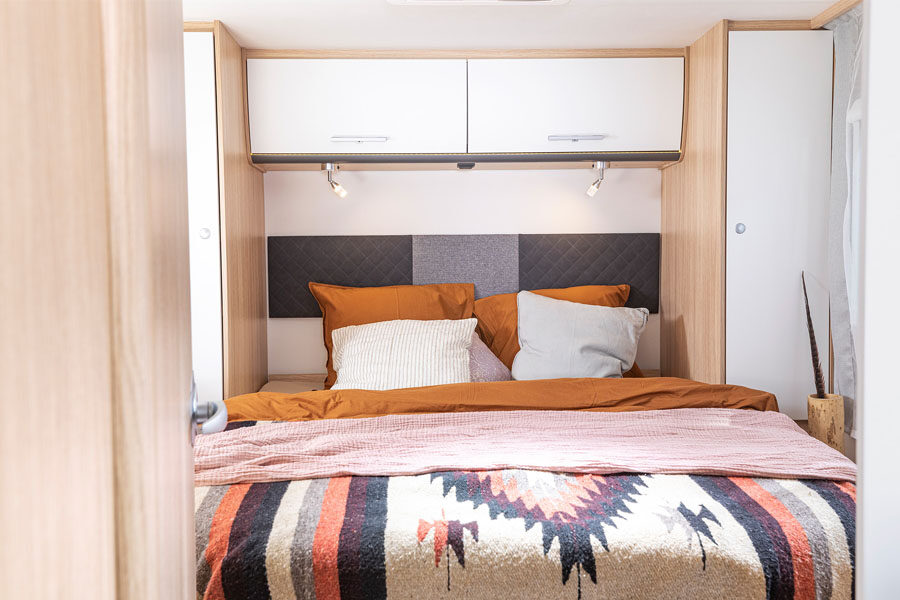 Het tweepersoonsbed achterin de McRent Comfort Luxury
