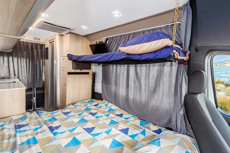 Het eenpersoonsbed voor een kind boven het tweepersoonsbed in de Pacific Horizon 2 plus 1 camper