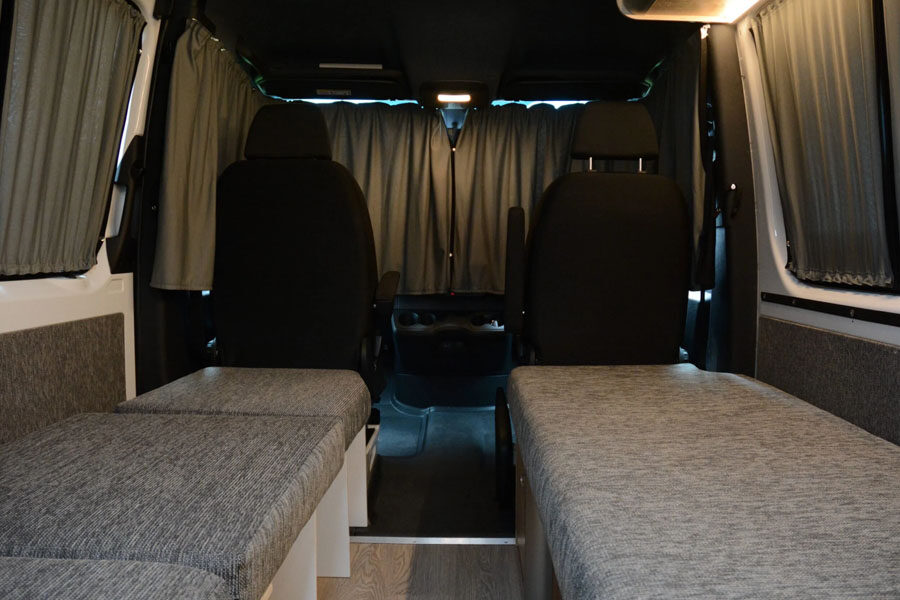 De gordijnen dicht in de Pacific Horizon 2 plus 1 camper