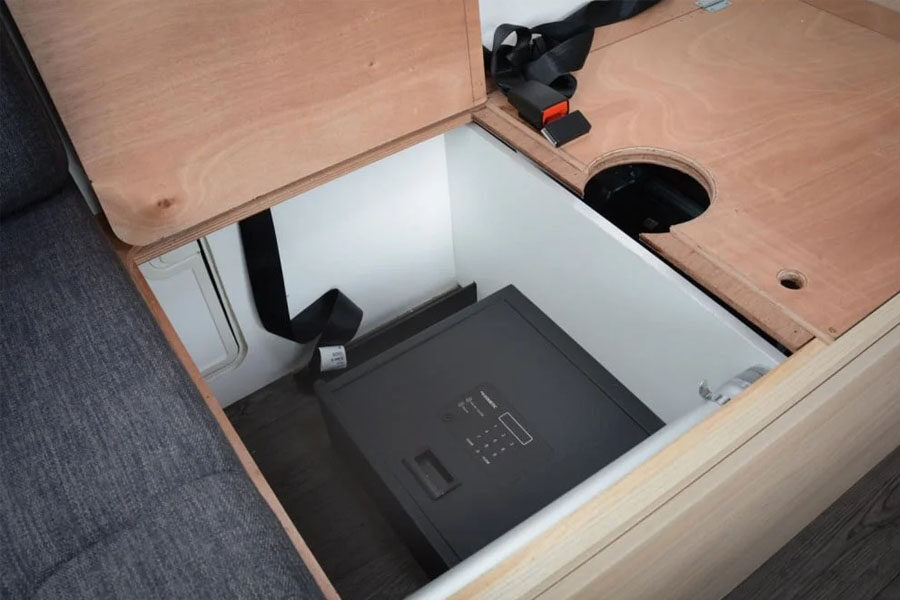 In de Pacific Horizon Max 4 camper is een kluis aanwezig onder de zitbank